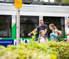 Familie mit Raedern vor Zug des NVV in Hofgeismar-Huemme