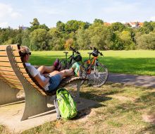 Pause auf Liegebank auf dem Diemelradweg bei Trendelburg
