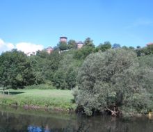 Blick auf die Trendelburg, die Diemel im Vordergrund