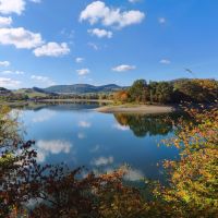 Der Diemelsee ums&auml;umt von buntem Herbstwald 