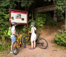 Zwei Radfahrerinnen stehen vor dem Suedportal vom Carlsbahntunnel bei Trendelburg