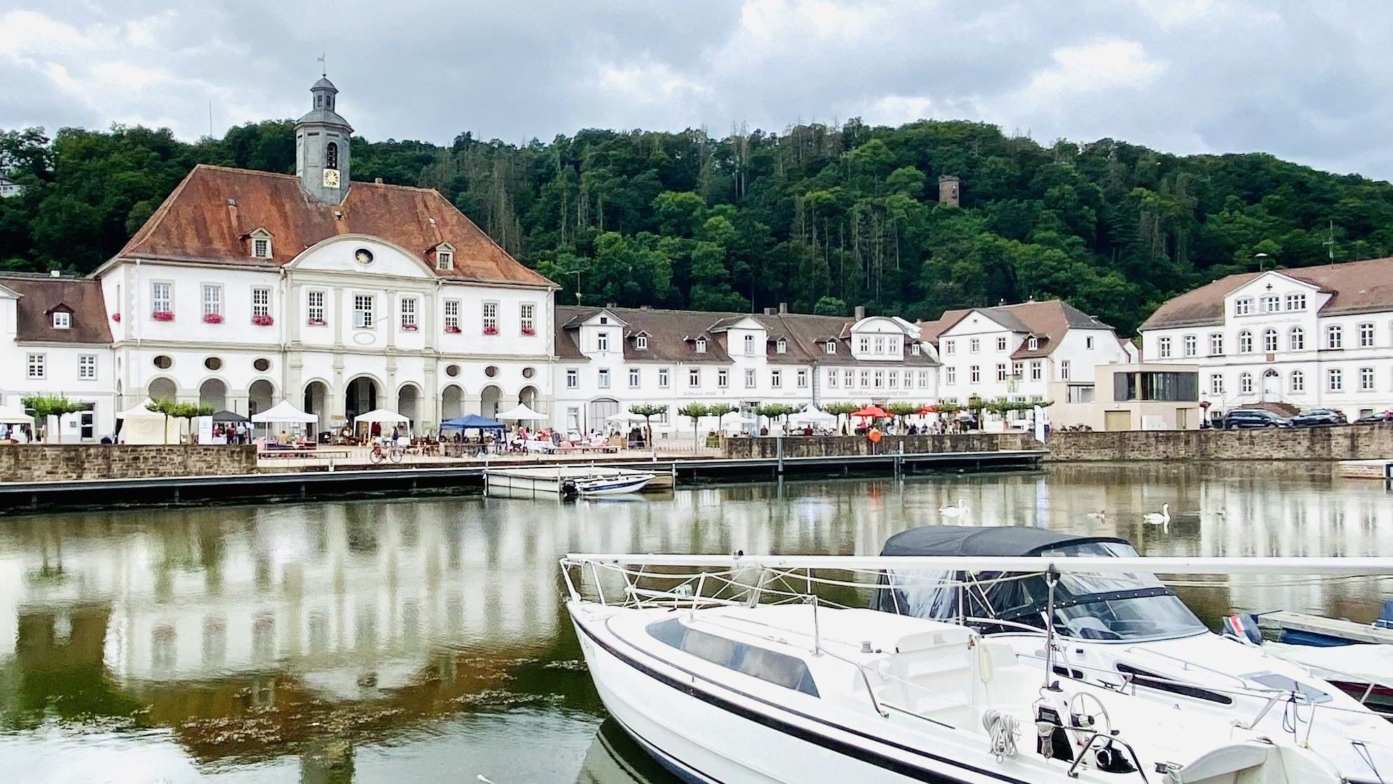 Hafenbecken von Bd Karlshafen, im Hintergrund weiße barocke Stadthaeuser